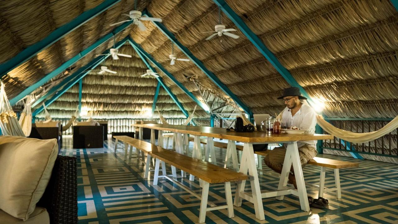 Jungle Lodge Tikal Hostal Exteriör bild