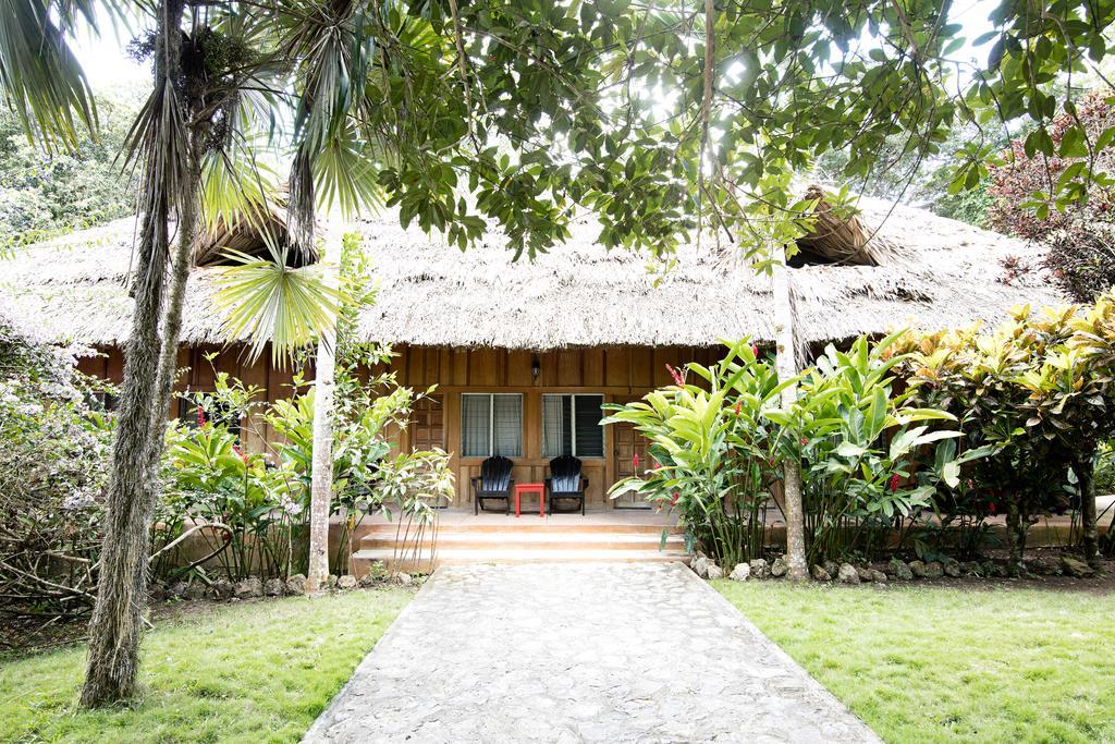 Jungle Lodge Tikal Hostal Exteriör bild