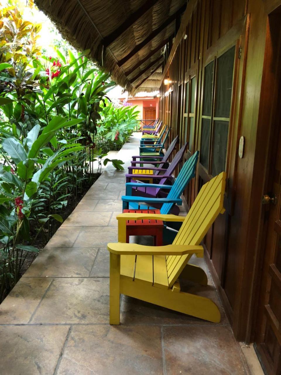 Jungle Lodge Tikal Hostal Exteriör bild